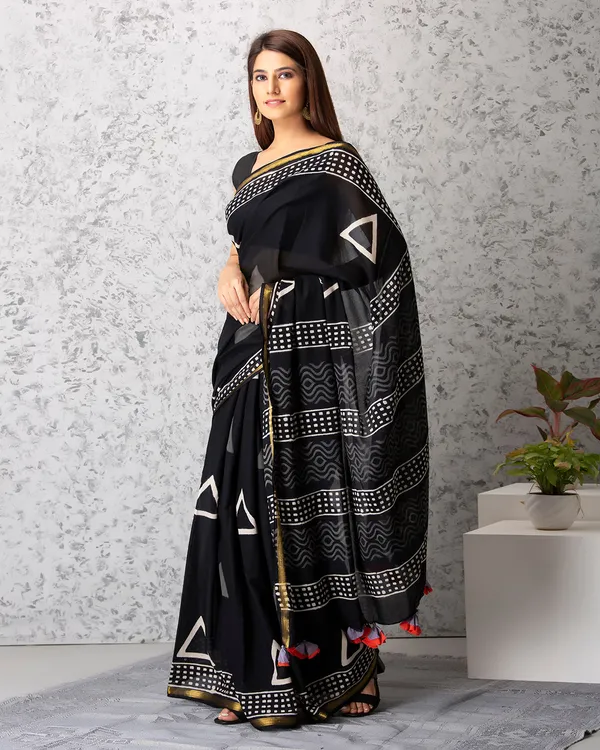 Black_Cotton_Triangle_Motifs_Hblock_Print_Mulmul_Saree_For_Women